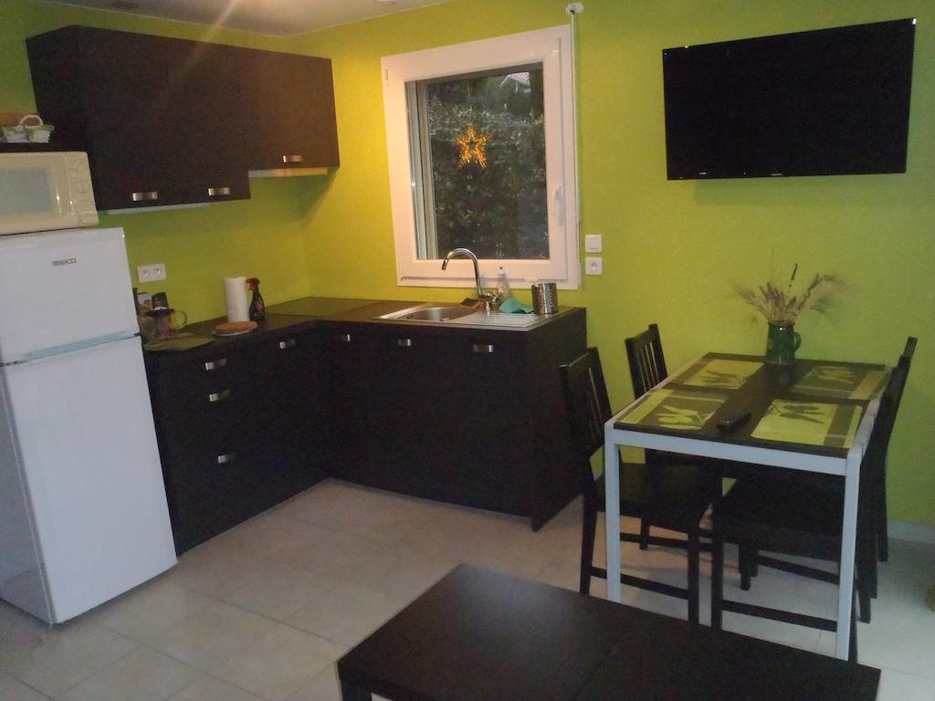 Les Chevrefeuilles Apartment Manosque Room photo